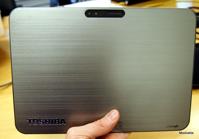 Tại hội chợ CES 2012 năm nay Toshiba đã cho ra mắt mẫu tablet mới nhất của hãng Excite. Máy có thân hình chỉ 7mm, nặng chưa tới 600g, màn hình 10 inch.